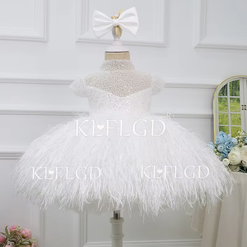 White wedding dress with feather beading, fashionable and fashionable baby first birthday party dress, elegant piano performance