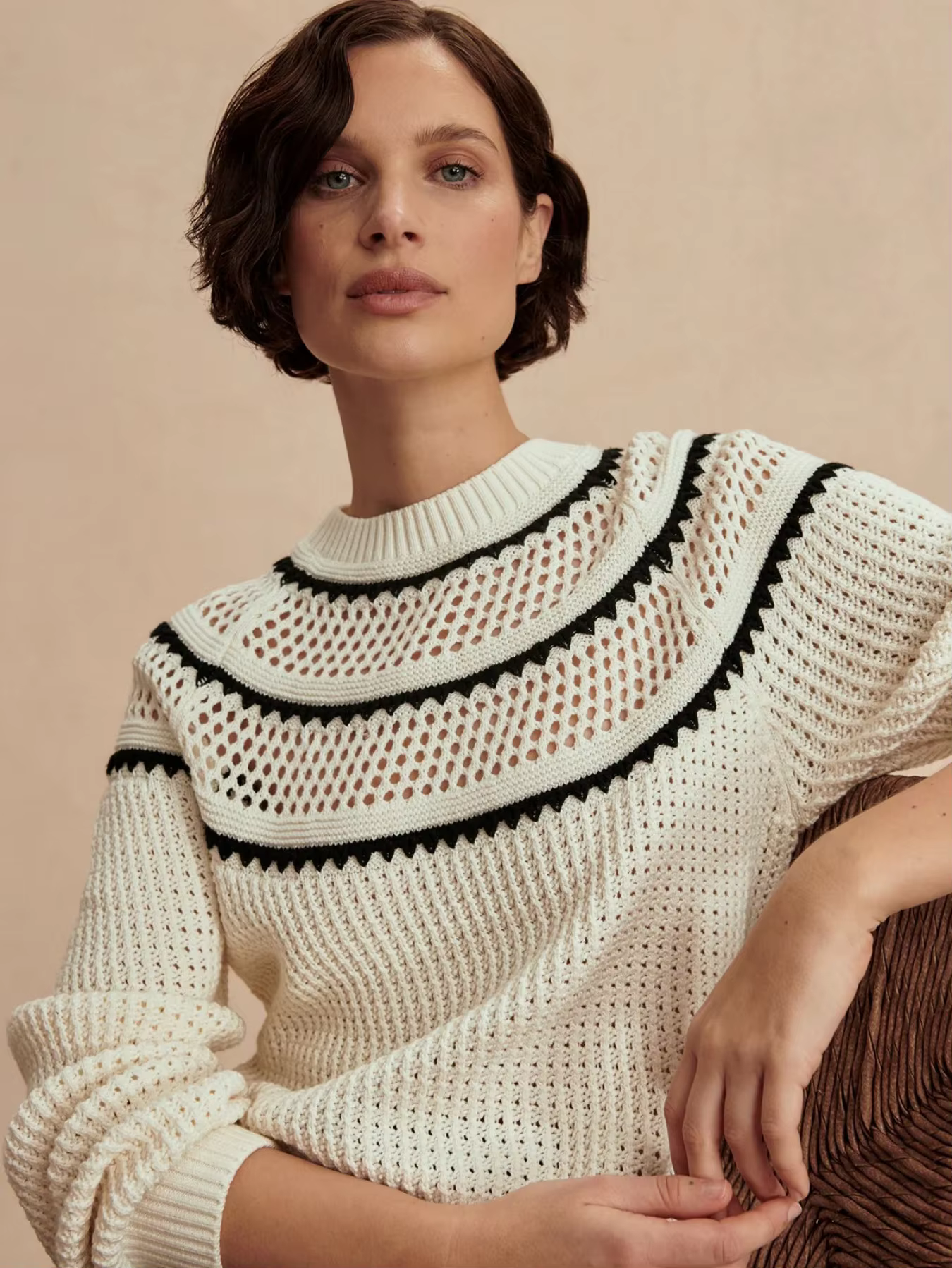 Suéter de punto abierto estilo bohemio para mujer, manga larga, cuello redondo, con borde festoneado y rayas en contraste, ajuste holgado para uso diario informal en otoño