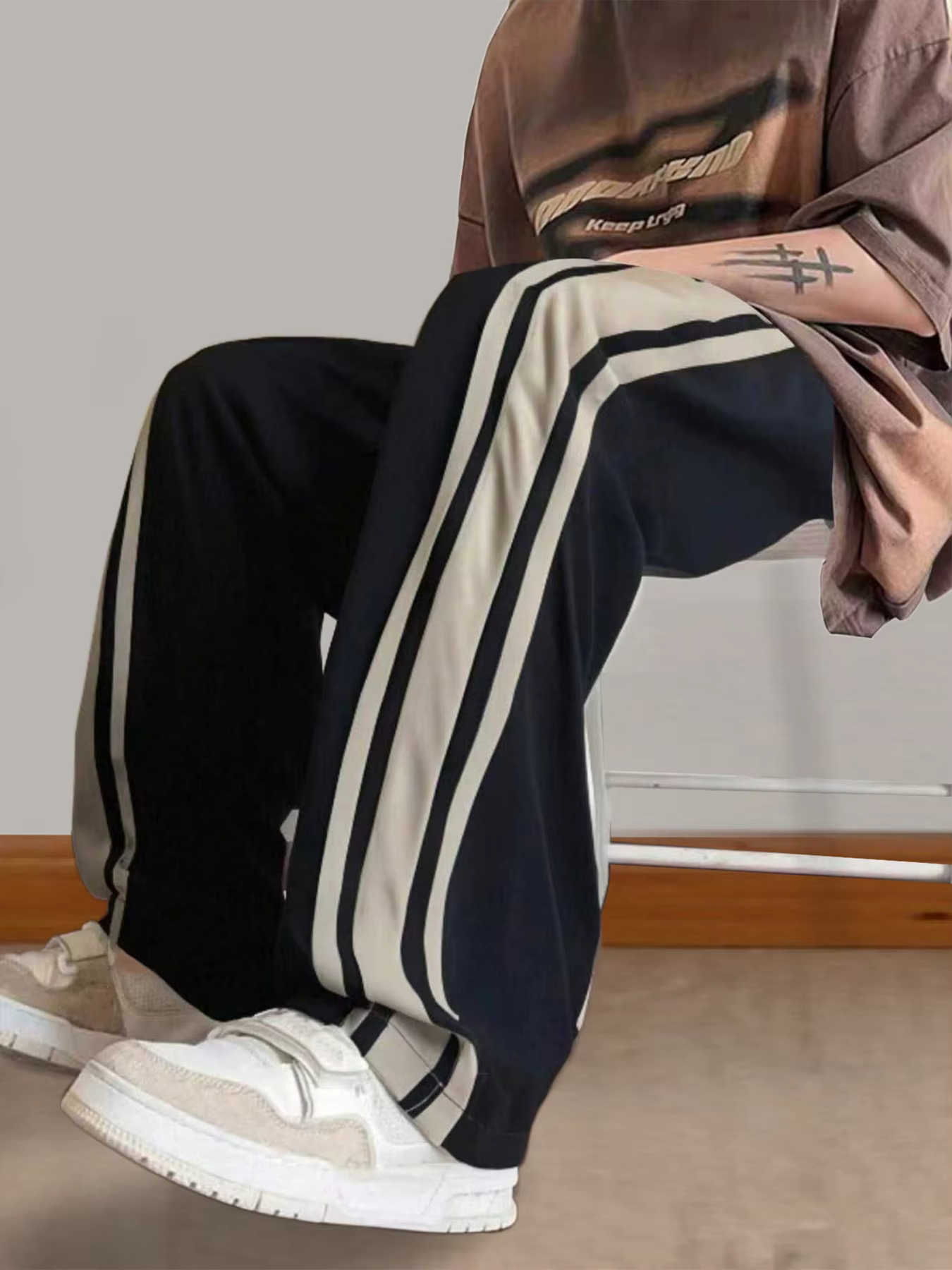 Herren Schwarze Jogginghose mit Doppelten Weißen Streifen an den Seiten, Kordelzug, Weites Bein, Sommerliche Lockere Gerade Freizeithose