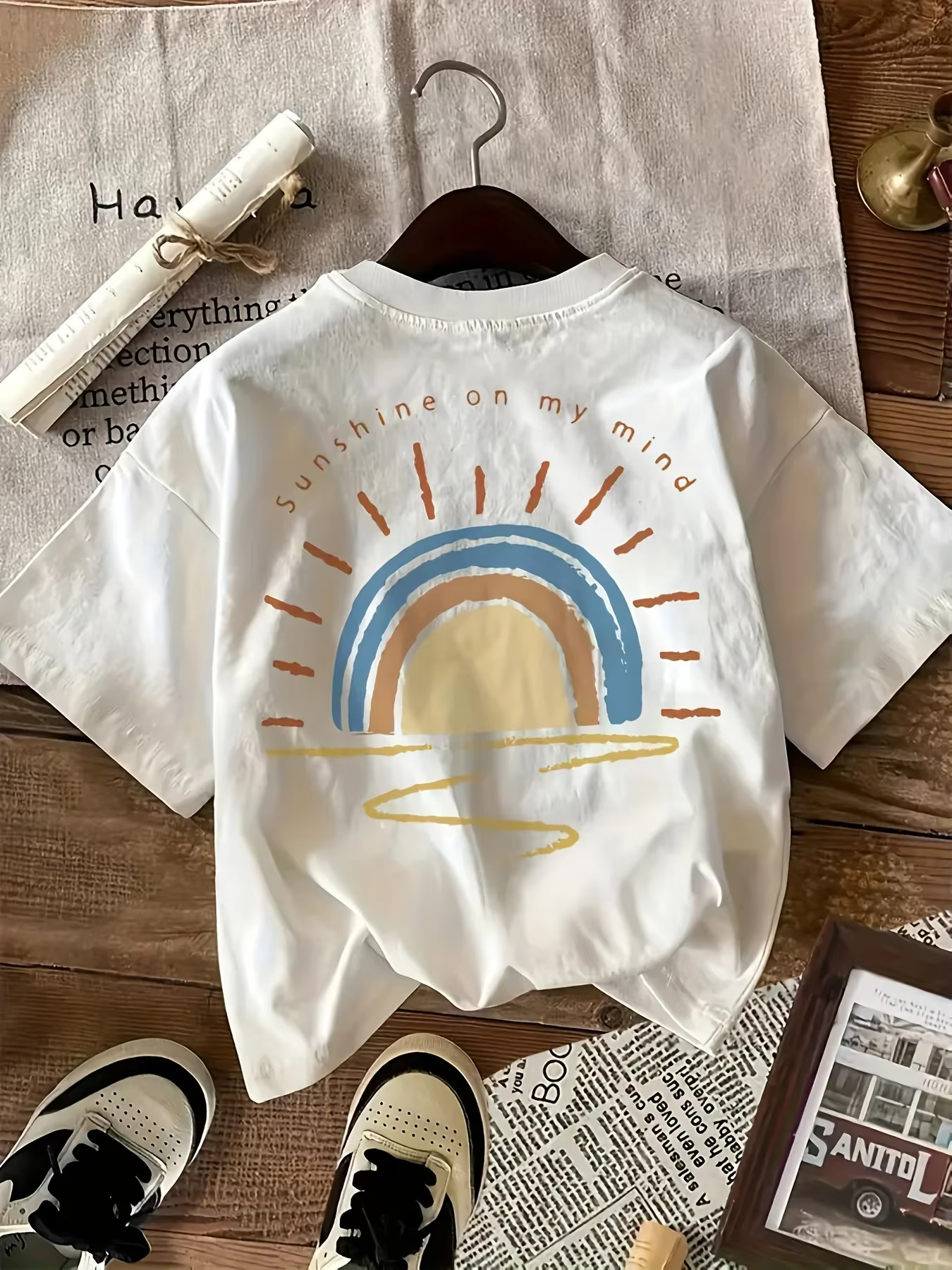 Graffiti Sunshine Print Round Neck Short Sleeve T-shirt Casual and Simple Style Suitable for Summer Women's Casual Wear